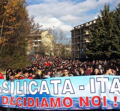 La testa del corteo No triv contro l'art. 38 del decreto Sblocca Italia, Potenza 4 dicembre 2014