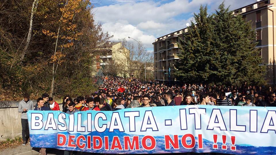 La testa del corteo No triv contro l'art. 38 del decreto Sblocca Italia, Potenza 4 dicembre 2014